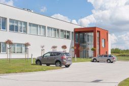 zdjęcie od frontu - hala produkcyjna z budynkiem biurowym, dla Uniservice, Skarbimierz, woj. opolskie