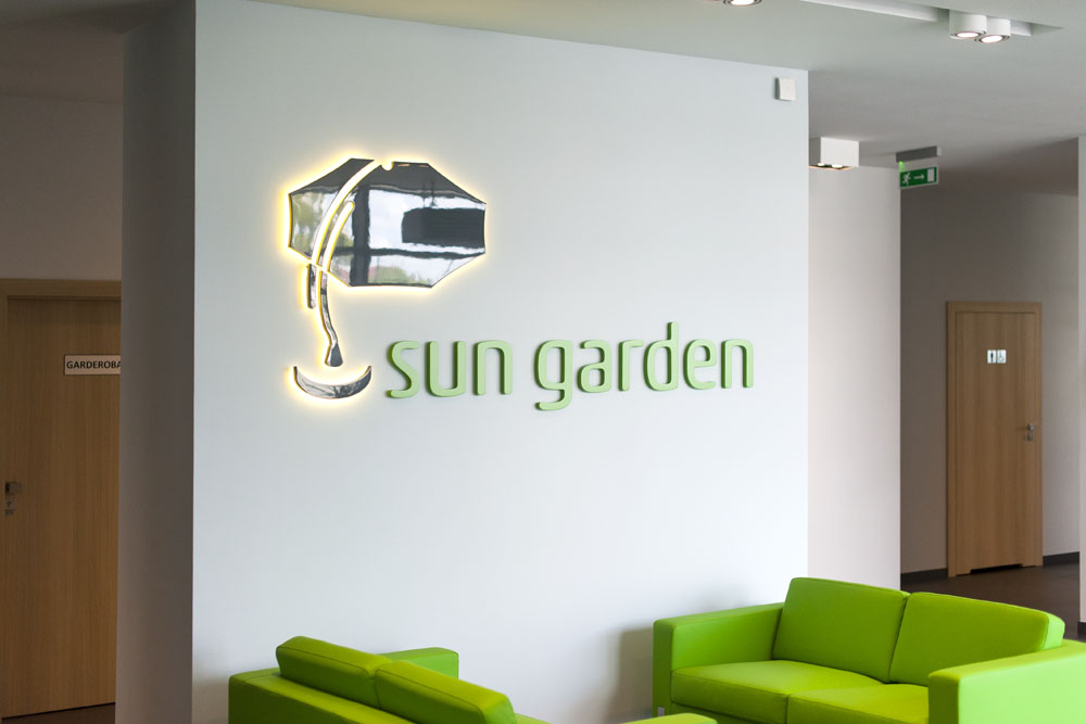 zbliżenie na logo inwestora 1 - hala magazynowa z budynkiem biurowym, dla Sun Garden Poland, Malanów