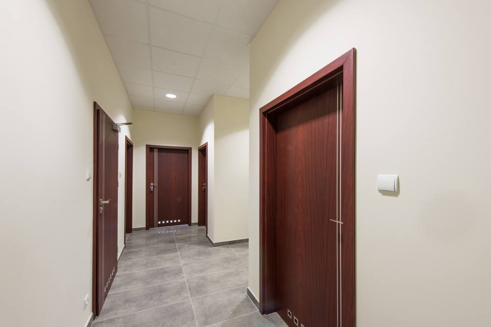 korytarz - hala magazynowa z budynkiem biurowym, dla Tech-Met, Kolonia Sokolniki