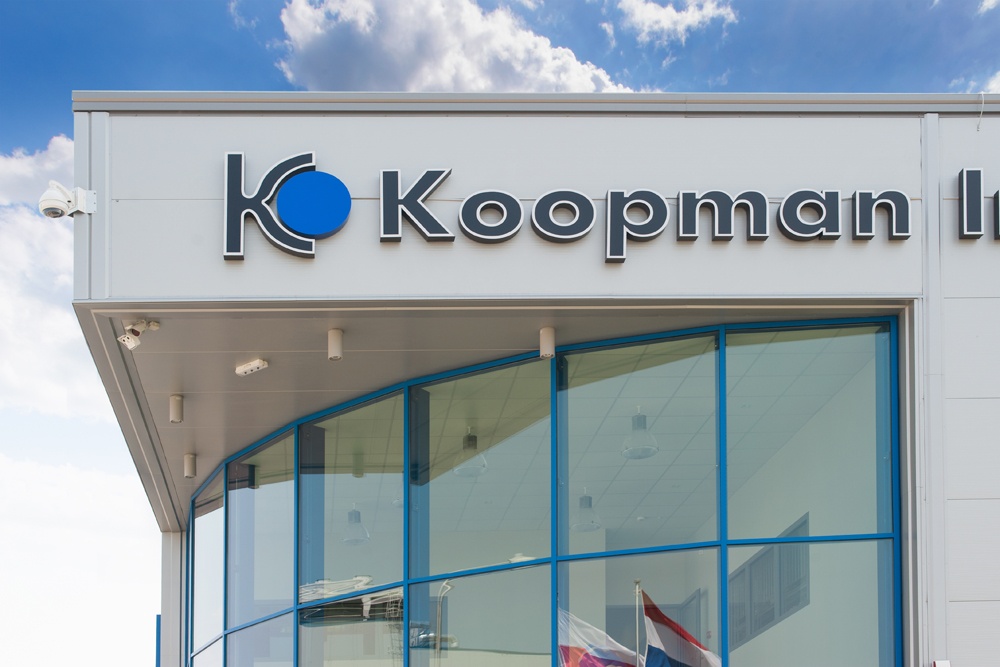 zbliżenie na logo - hala handlowa, dla Koopman International, Komorniki, woj. wielkopolskie