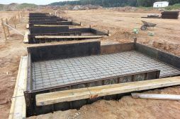 przygotowanie do betonowania stóp fundamentowych - hala produkcyjna z budynkiem biurowym, Żdżary, dla Futrex