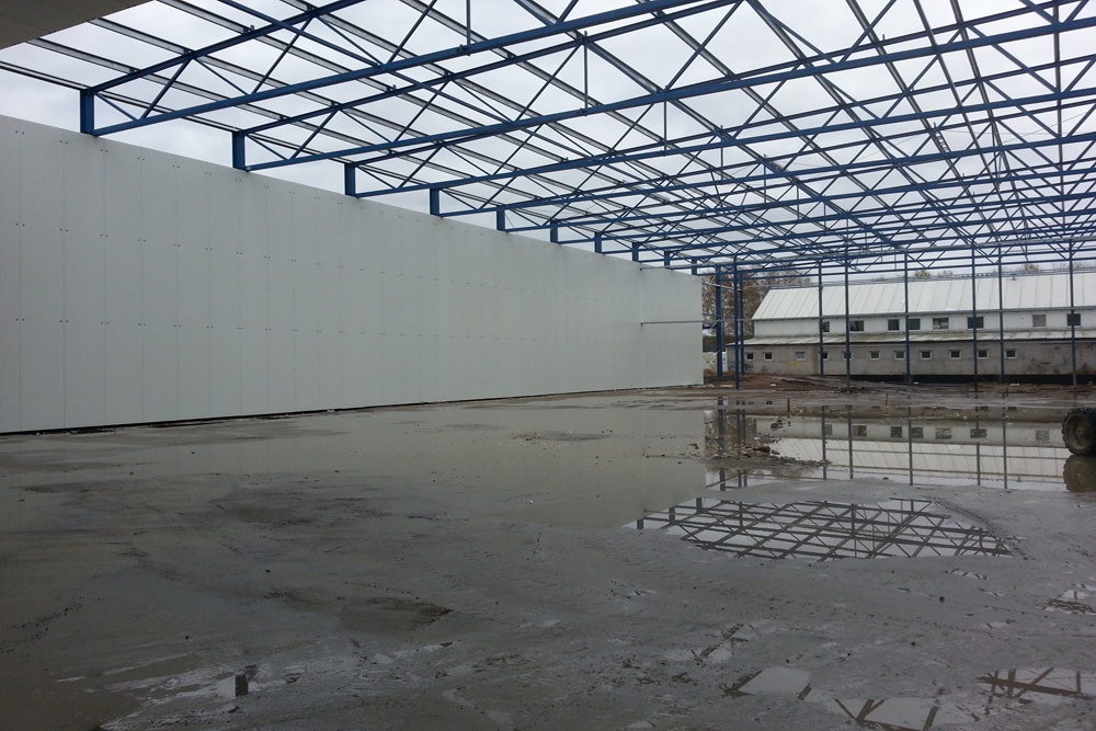 widok na konstrukcję stalową dachu - hala produkcyjna z budynkiem biurowym, Żdżary, dla Futrex
