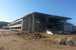 widok ogólny na budowę 1 - hala produkcyjno-magazynowa z budynkiem biurowym, dla Jota Group, Ostróda, warmińsko-mazurskie