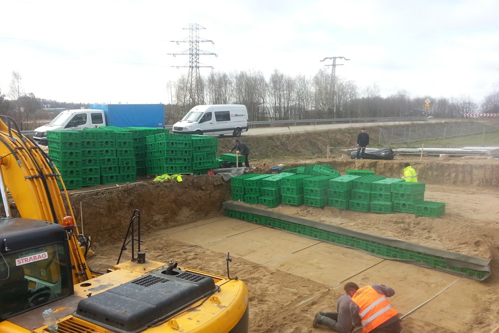 przygotowanie do montażu zbiorników rozsączających - hala produkcyjna, firma Van Den Block, Gdańsk