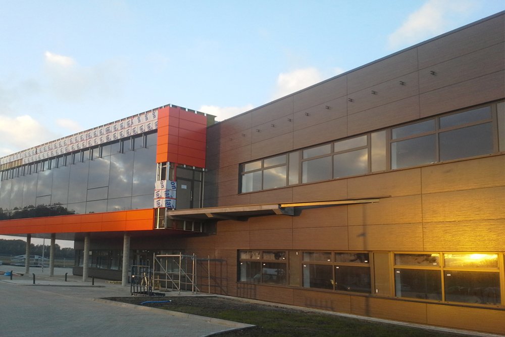 montaż paneli elewacyjnych 1 - hala produkcyjno-magazynowa z budynkiem biurowym, dla Lidermax, Łukowo, woj. mazowieckie