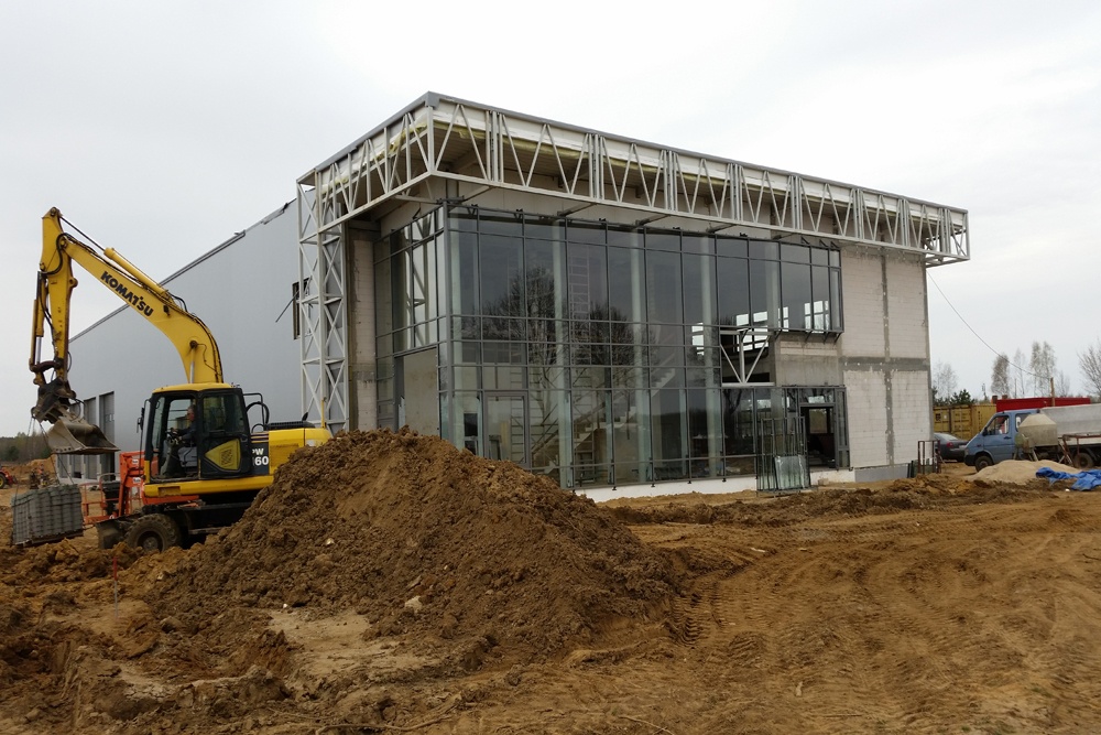 elewacja frontowa podczas budowy - budynek socjalno-biurowy, dla BB Investments, Łomna