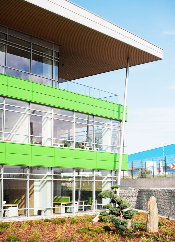 fragment elewacji frontowej - hala magazynowa z budynkiem biurowym, dla Sun Garden Poland, Malanów