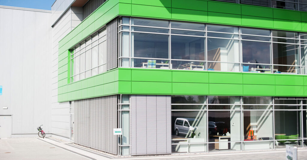 fragment elewacji - hala magazynowa z budynkiem biurowym, dla Sun Garden Poland, Malanów