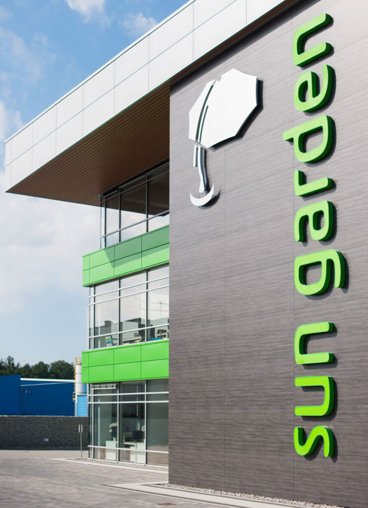 zbliżenie na logo inwestora - hala magazynowa z budynkiem biurowym, dla Sun Garden Poland, Malanów