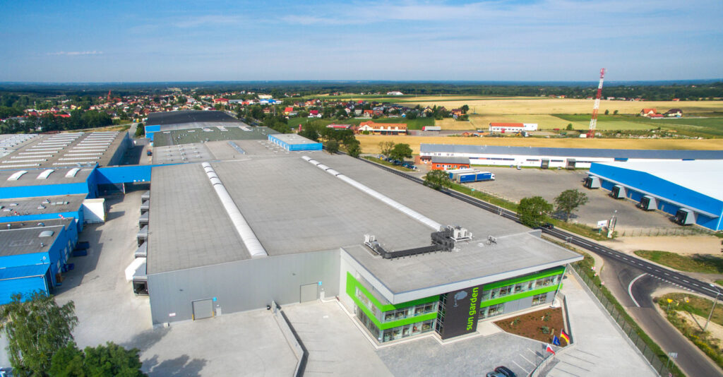 widok z lotu ptaka - hala magazynowa z budynkiem biurowym, dla Sun Garden Poland, Malanów