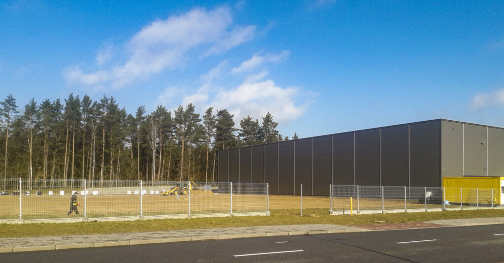 teren budowy przy istniejacej hali - rozbudowa hali produkcyjno-magazynowej, dla Viscon Group Poland, Płaszewko, Słupska Specjalna Strefa Ekonomiczna, woj. pomorskie