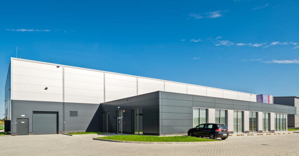 parking przed halą - hala produkcyjno-magazynowa wraz z budynkiem socjalno-biurowym, pralnia przemysłowa, dla Bardusch Polska, w Bochni, woj. małopolskie