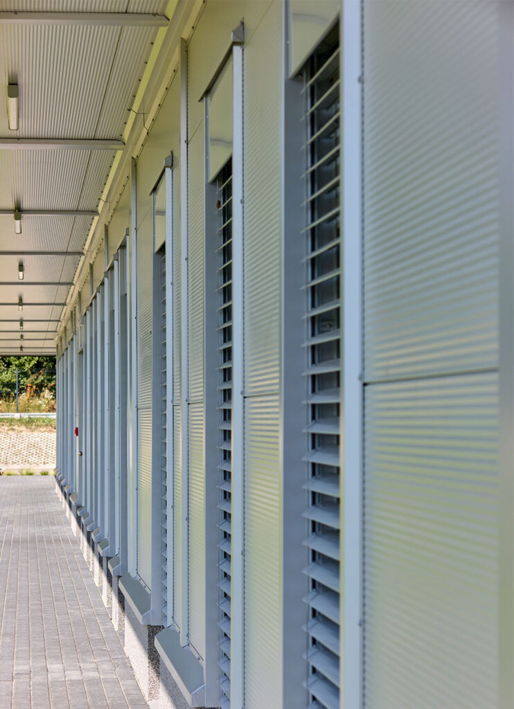 zbliżenie na elewację części socjalno-biurowej - obiekt przemysłowy, dla firmy Herkules Wire, w Jastrowie, w województwie wielkopolskim