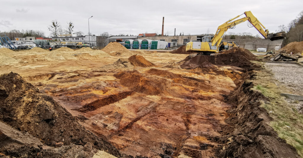 kopraka w trakcie prac ziemnych - hala produkcyjna, z częścią socjalno-biurową, dla Markos, Głobino, woj. pomorskie