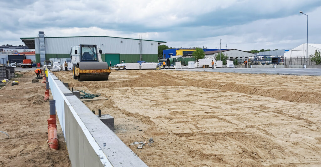 zagęszczanie podbudowy posadzki - hala dla producenta łodzi, Markos, Głobino, woj. pomorskie