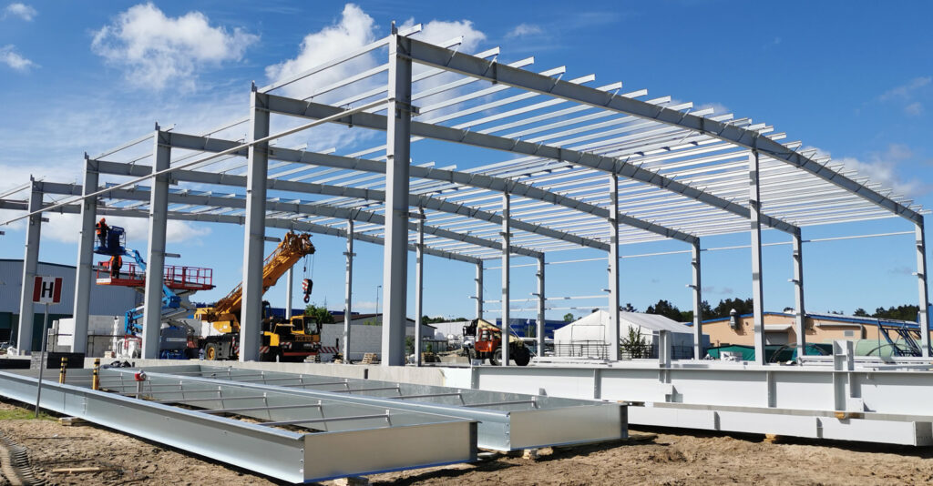 przygotowanie do montażu świetlików - generalne wykonawstwo hali, przez CoBouw Polska, dla Markos, w Głobinie, woj. pomorskie