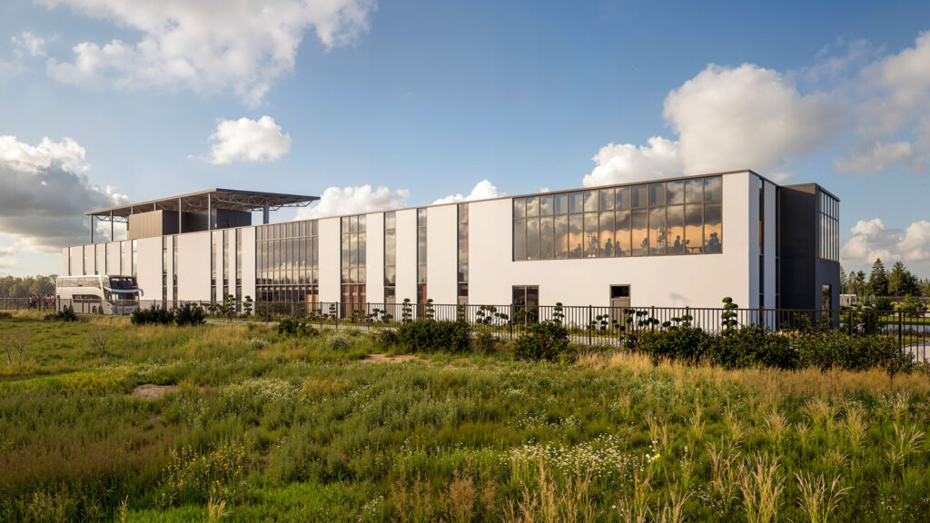 Nowoczesny obiekt sportowy Widzewa widziany od tyłu