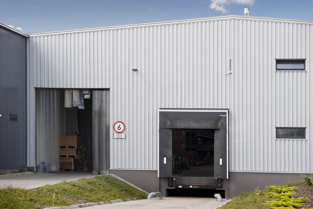 Pomosty przeładunkowe: typy, zastosowanie i&nbsp;integracja w&nbsp;logistyce