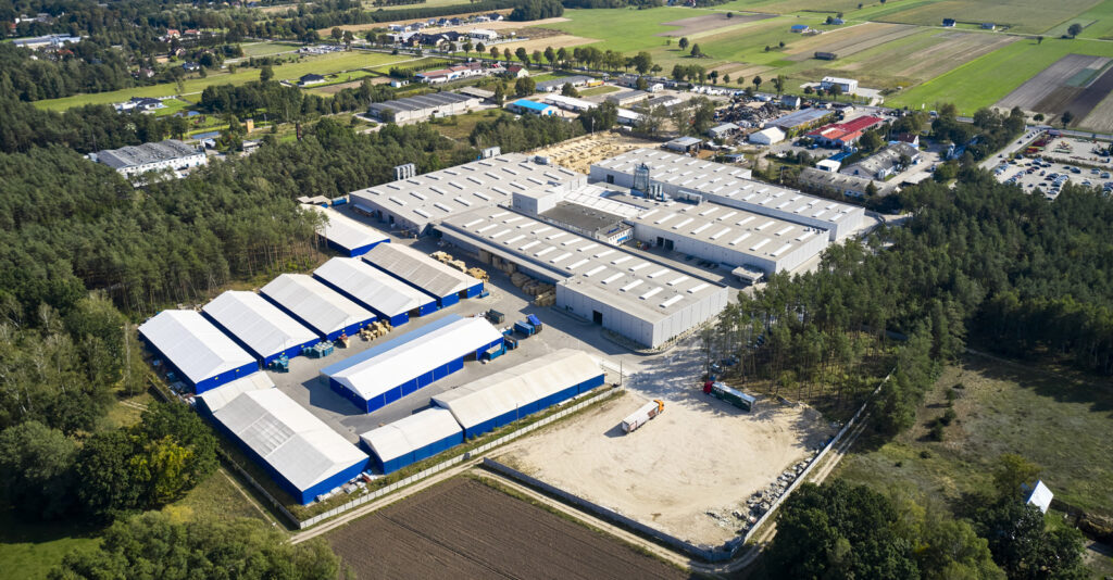 Kompleks hal stalowych dla producenta mebli widok-z-lotu-ptaka - szósta hala w systemie zaprojektuj i wybuduj dla producenta mebli, Meblomaster, Węgrów, woj. mazowieckie