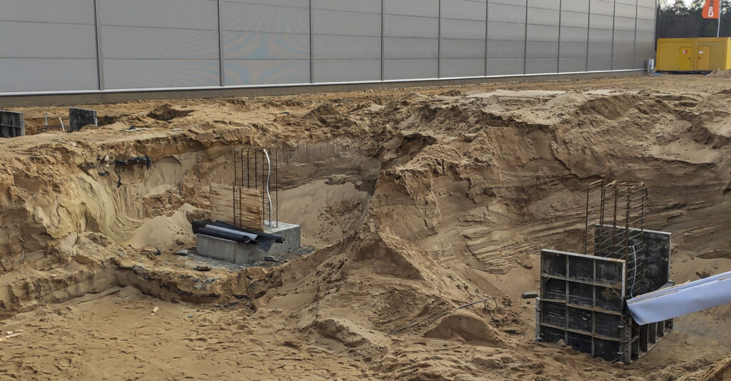 wykonywanie stóp fundamentowych oraz podsypki piaskowej pod posadzkę - rozbudowa hali dla firmy Viscon, Płaszewko, woj. pomorskie