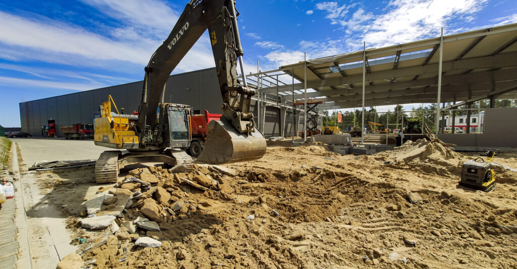 roboty ziemne pod plac manewrowy - budowa hali produkcyjno-magazynowej, w woj. pomorskim, w Płaszewku, na terenie Słupskiej SSE, dla Viscon Group Poland