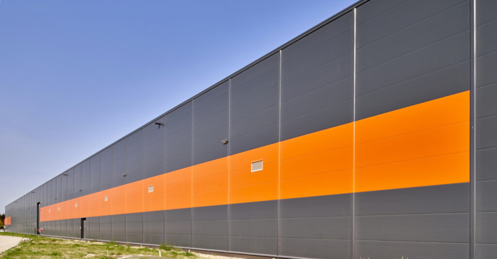 zbliżenie na elewację hali - hala produkcyjno-magazynowa, dla Grupy Mardom, inwestycja w woj. mazowieckim