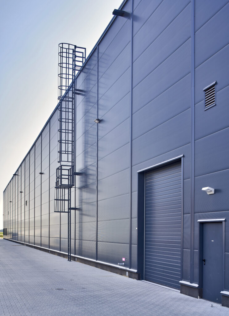drabina z koszem ochronnym do ściany hali - zakład produkcji mebli z drewna litego, dla Mardom Pro, zrealizowany przez CoBouw Polska, woj. mazowieckie