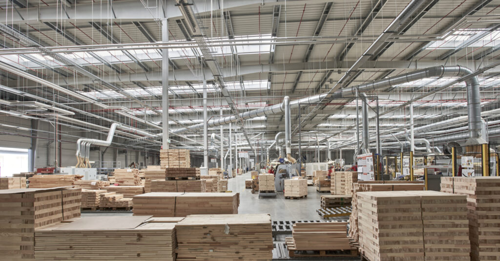 część produkcyjna hali wyposażona w maszyny - 3 budowa hali dla Mardom Pro, CoBouw Polska, woj. mazowieckie