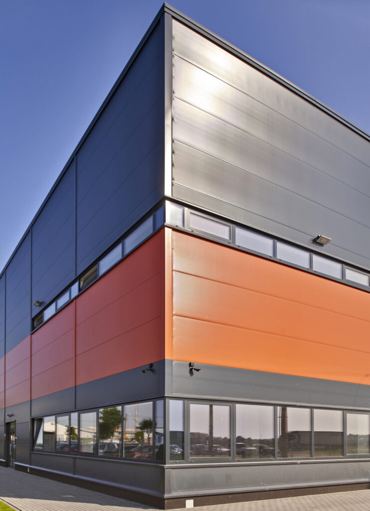 zbliżenie na część socjalno-biurową hali - inwestycja dla Mardom Pro, Lipniki Stare, woj. mazowieckie