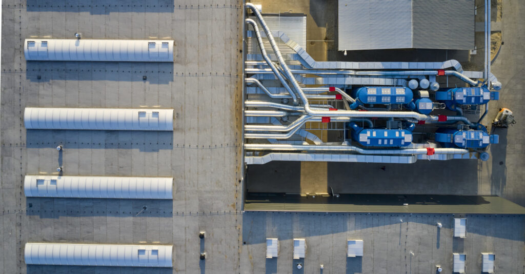 urządzenia wentylacyjne na zewnątrz hali - hala dla firmy Mardom Pro, producenta mebli i karniszy z drewna, Lipniki Stare, woj. mazowieckie