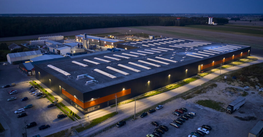 nocne zdjęcie z drona hali Mardom Pro - hala o powierzchni 20.000 m2, Lipniki Stare, woj. mazowieckie