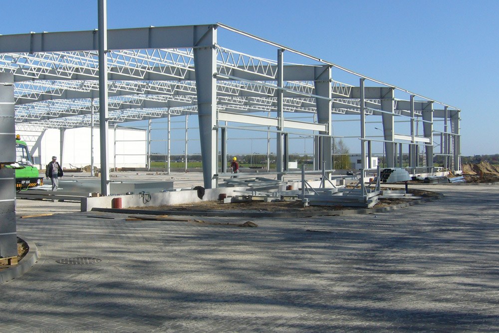 Montaż hal stalowych – jak wygląda proces montażu konstrukcji hal stalowych