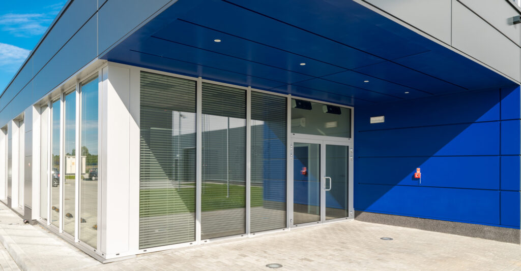 wejście główne obiektu - hala stalowa, zrealizowana przez CoBouw Polska, w Bochni, woj. małopolskie