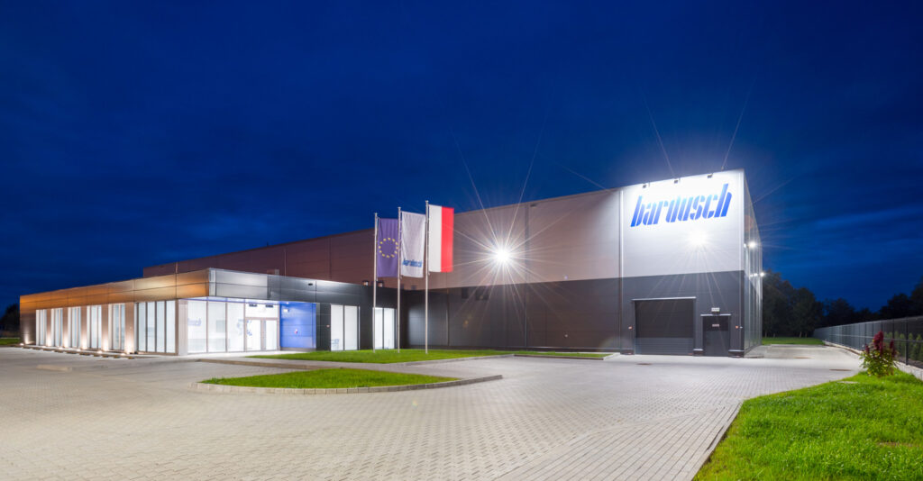 pralnia przemysłowa, widok nocny - hala produkcyjno-magazynowa wraz z budynkiem socjalno-biurowym, pralnia przemysłowa, dla Bardusch Polska, w Bochni, woj. małopolskie