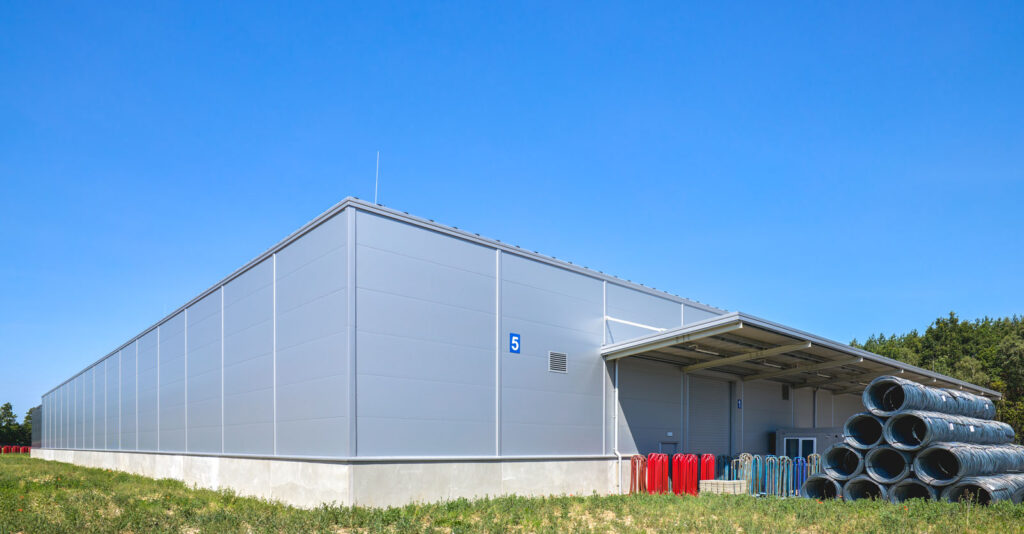 zadaszenie nad bramą hali - rozbudowa kompleksu produkcyjnego Herkules Wire, Jastrowo pod Poznaniem