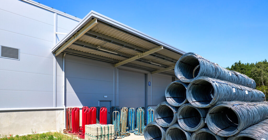 zwoje drutu przed halą - projekt i budowa dla Herkules Wire, inwestora zgranicznego, w woj. wielkopolskim