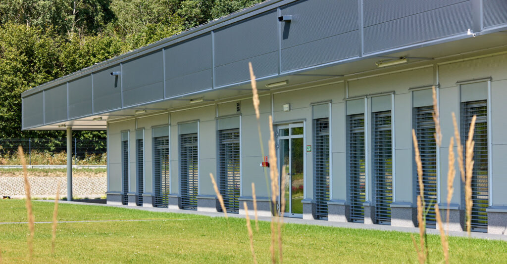 zbliżenie na okna w części socjalno-biurowej - inwestycja zrealizowana dla Herkules Wire, przez CoBouw Polska