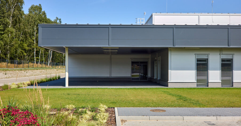 zbliżenie na podcień - hala produkcyjno-magazynowa, dla Herkules Wire, producenta drutu