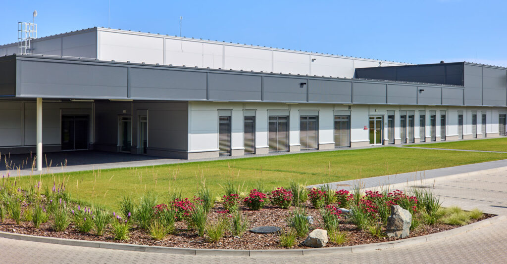 wejście główne do części socjalno-biurowej obiektu - hala przemysłowa dla firmy Herkules Wire, realizacja pod klucz, przez CoBouw Polska