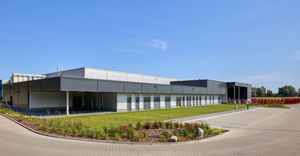 widok na inwestycję od strony parkingu - generalne wykonawstwo w Jastrowiu, w woj. wielkopolskim, przez firmę budowlaną CoBouw Polska