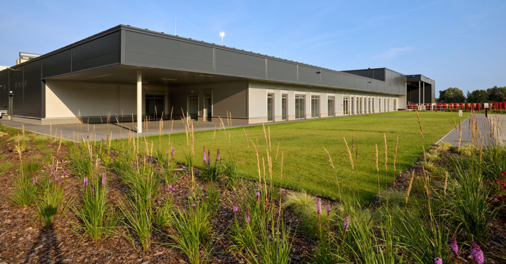 widok na teren zielony przed halą - hala produkcji drutu, o powierzchni 6.000 m2, Herkules Wire, Jastrowo w województwie wielkopolskim