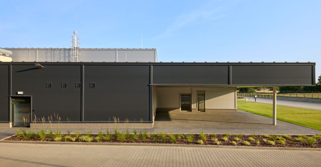 widok na halę i podcień - kolejna inwestycja dla grupy Agro Holding, z siedzibą w Niemczech