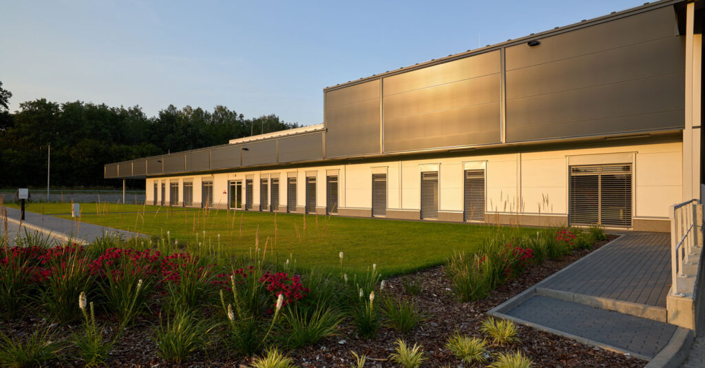 hala w świetle zachodzącego słońca - inwestycja Herkules Wire, w formule zaprojektuj i wybuduj, wykonawca CoBouw Polska