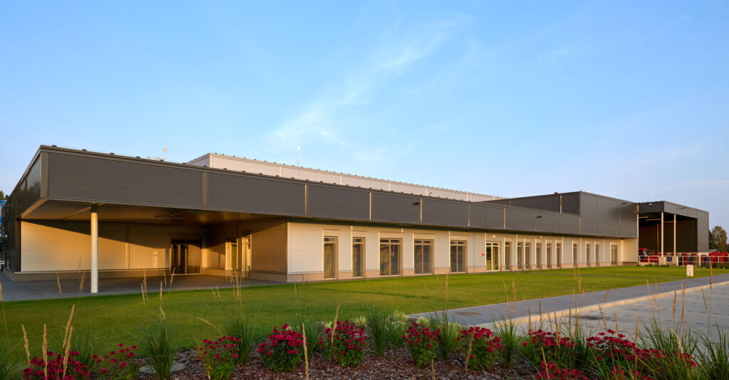 część socjalno-biurowa inwestycji - hala dla branży metalowej, producenta sprężyn, firmy Herkules Wire,w Jastrowiu koło Poznania