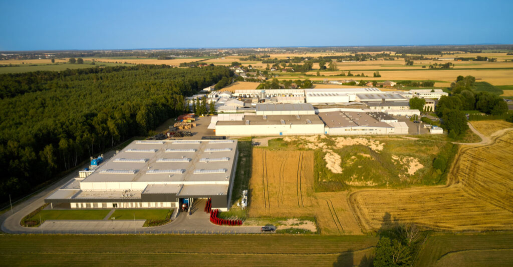 inwestycja Herkules Wire widziana z drona - generalne wykonawstwo hali z budynkiem socjalno-biurowym, przez CoBouw Polska hale stalowe, w woj. wielkopolskim