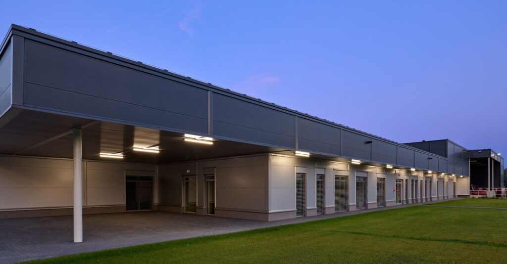 część socjalno-biurowa inwestycji o zmroku - hala dla branży metalowej, w Jastrowiu koło Poznania
