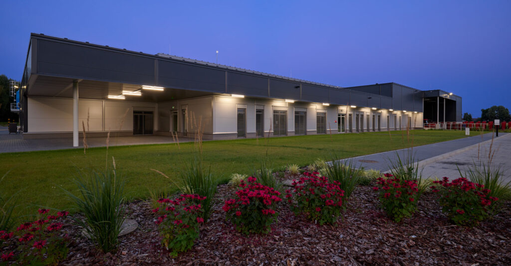 widok nocny na część socjalno-biurową - hala o powierzchni 6.000 m2 dla Herkules Wire