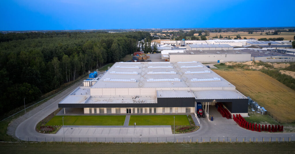 widok na halę Herkules Wire z lotu ptaka - rozbudowa zakładu przemysłowego na terenie inwestora, w Jastrowiu, woj. wielkopolskie