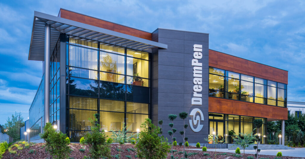 widok od strony biurowca - hala produkcyjno-magazynowa z częścią socjalno-biurową i budynkiem biurowym, DreamPen, woj. lubuskie