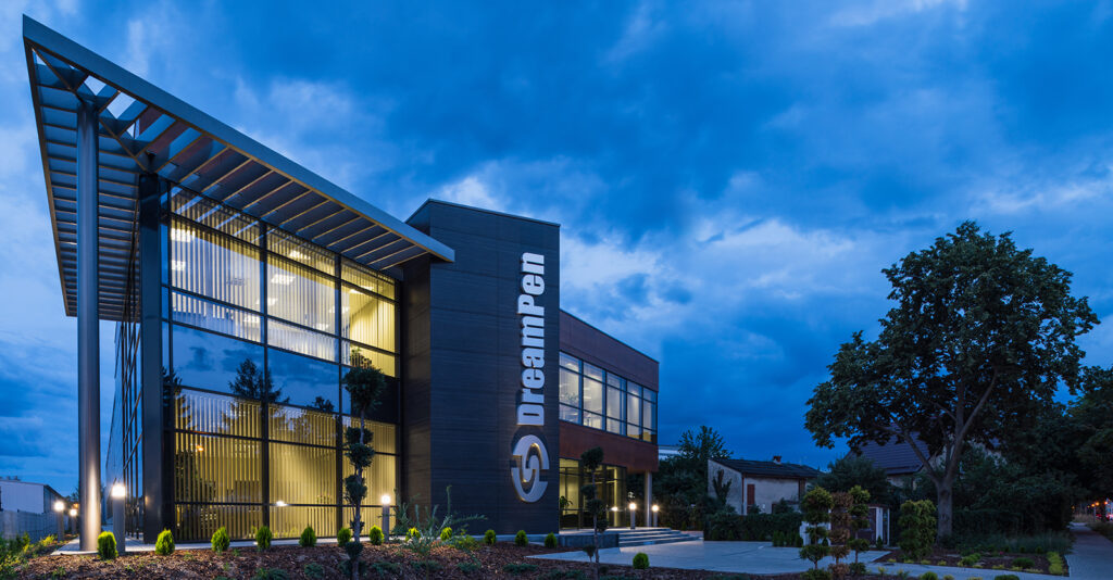 nocny widok budynku biurowego - hala produkcyjno-magazynowa z częscią socjalną i budynkiem biurowym, dla firmy DreamPen, Zielona Góra, woj. lubuskie